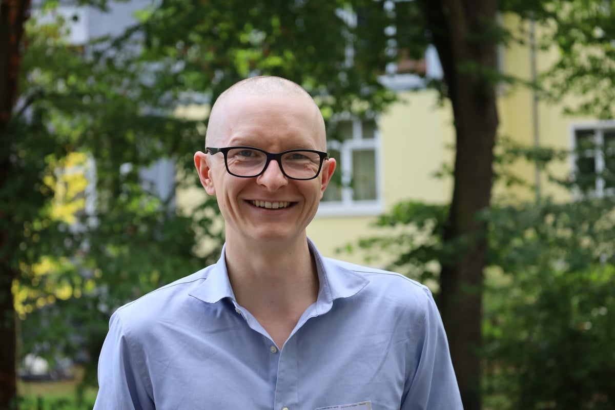 David H. Meyer, co-organizer of the Entropy in Aging workshop, in the garden of the International House.